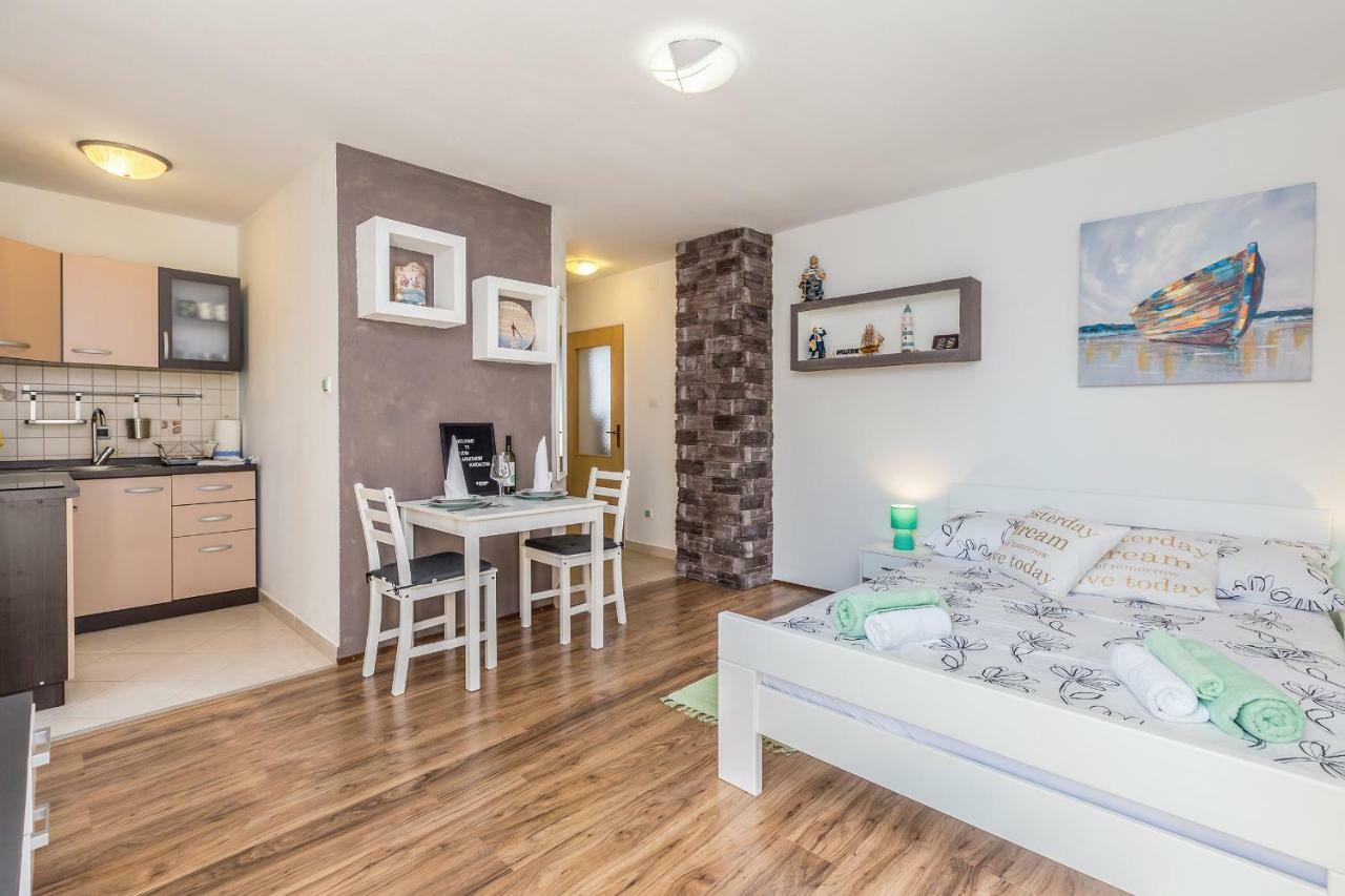شقة Studio Apartman Magdalena Omišalj المظهر الخارجي الصورة